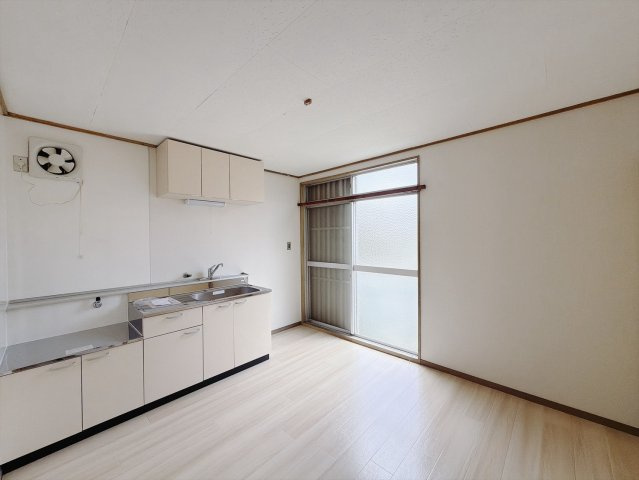 【中古戸建】行田市持田3丁目のキッチン|■キッチン｜お料理時の油の臭いや煙などが隣接するお部屋に充満しにくい造りとなっており、急な来客時にも生活感を見せずに過ごせます♪