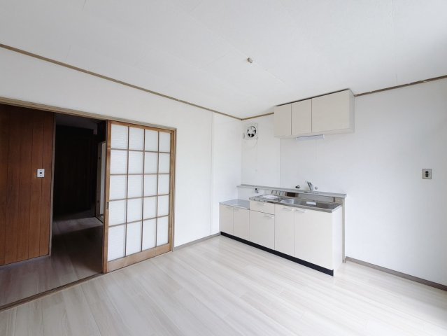 【中古戸建】行田市持田3丁目のキッチン|■キッチン｜大きなお鍋や調理用具のも出し入れラクラクな収納がたっぷり！毎日使う場所だからこそ、無理のない姿勢で作業できるのは嬉しいポイントですね(*＾＾*)♪