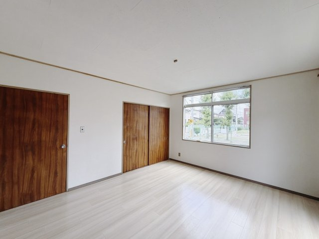 【中古戸建】行田市持田3丁目の洋室|■洋室｜南側に面した洋室は、リビングとしても活用可能です♪ナチュラルな質感で魅せる、くつろぎの時間をお過ごしいただけます(*^^*)