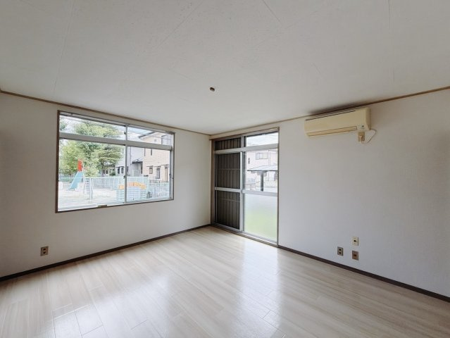 【中古戸建】行田市持田3丁目の洋室|■洋室｜窓から射し込む陽射しが縦横に広がり、あたたかな空間が形づくられています。ここはご家族の笑顔集まる憩いの空間です( ＾＾ )
