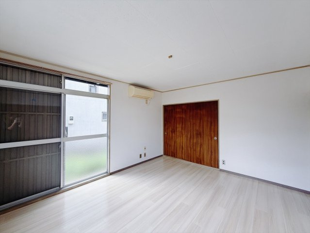 【中古戸建】行田市持田3丁目の居間・リビング|■洋室｜時の流れと共に陽射しは装いを変え空間に新たな彩りを与えます。一日中家に居ても飽きることなく過ごすことができる素敵な空間です♪