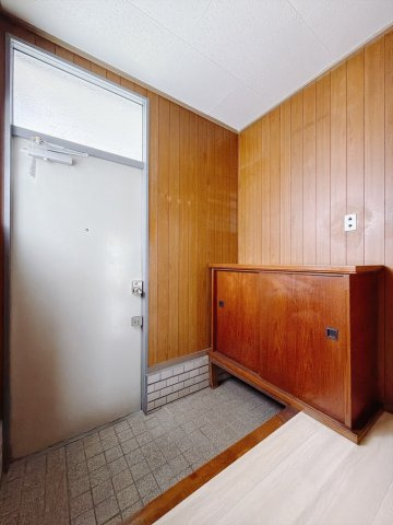 【中古戸建】行田市持田3丁目の玄関|■玄関｜毎日の「いってらっしゃい」や「お帰りなさい」を大切なご家族と過ごす玄関は〈使いやすさ〉を追求しております。玄関横の物入は急な来客時でもさっとお片付けできるスペースを確保しています。