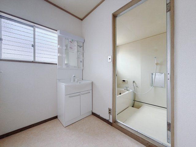 【中古戸建】行田市持田3丁目の独立洗面台|■洗面室｜大きな鏡で朝の身支度もラクラク♪窓があるので換気の際も楽ちんです♪