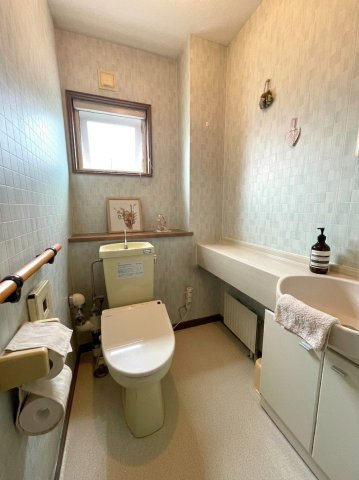 前田8条9丁目　一戸建てのトイレ|1階トイレは手洗いカウンター付き　※室内写真は一部CG加工(家具・小物の削除等)を施しております。実際の状況とは異なる場合がございます。
