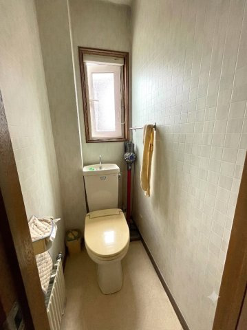 前田8条9丁目　一戸建てのトイレ|2階トイレ　※室内写真は一部CG加工(家具・小物の削除等)を施しております。実際の状況とは異なる場合がございます。