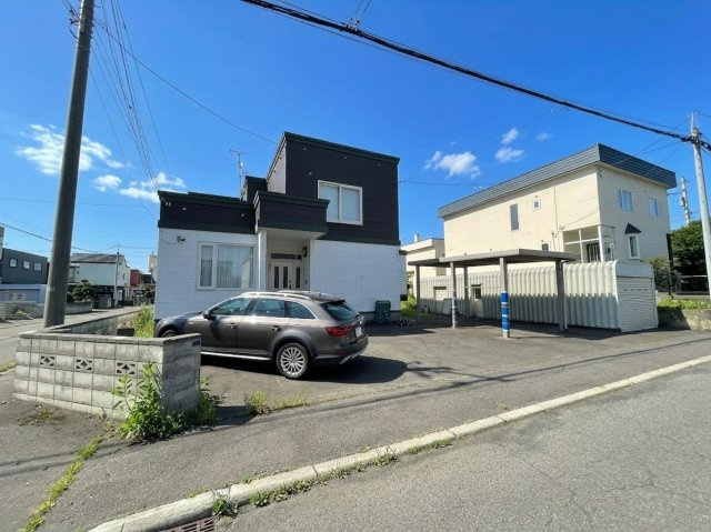 前田8条9丁目　一戸建ての前面道路含む現地写真
