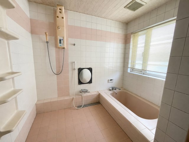 前田8条9丁目　一戸建ての浴室|ゆったりと寛げる窓付きの浴室　※室内写真は一部CG加工(家具・小物の削除等)を施しております。実際の状況とは異なる場合がございます。