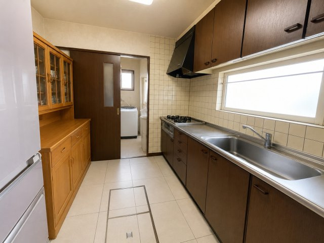 前田8条9丁目　一戸建てのキッチン|約4.5帖の広々としたキッチンスペース、窓があり開放感があります　※室内写真は一部CG加工(家具・小物の削除等)を施しております。実際の状況とは異なる場合がございます。