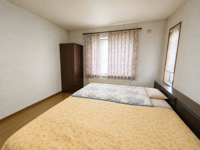 前田8条9丁目　一戸建ての洋室|2階約10帖の洋室、ウォークインクローゼットあり　※室内写真は一部CG加工(家具・小物の削除等)を施しております。実際の状況とは異なる場合がございます。