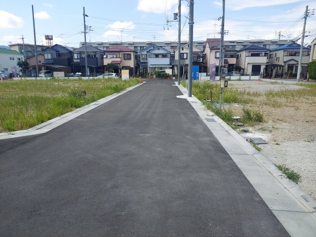 宝塚市山本野里1丁目新築一戸建の前面道路含む現地写真