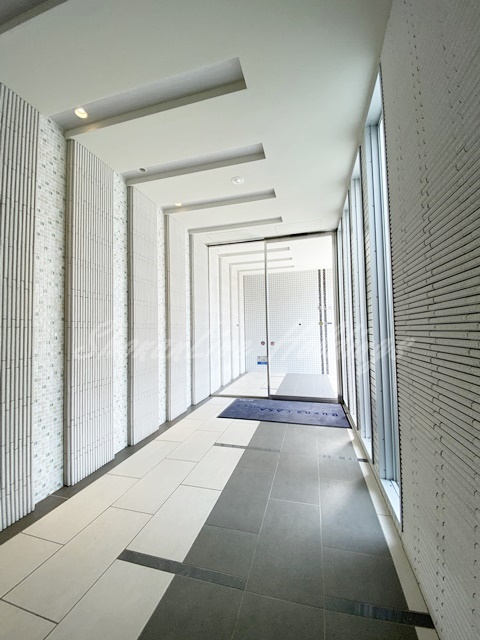藤沢市辻堂新町２丁目の賃貸マンションのエントランス