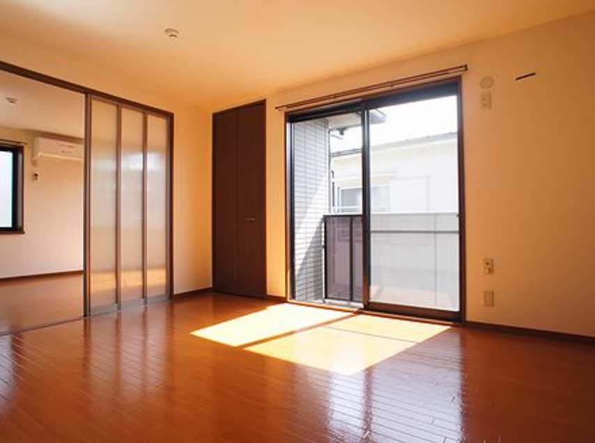 グリーンテラスB　4方角部屋　家族向け　敷金0の居間・リビング