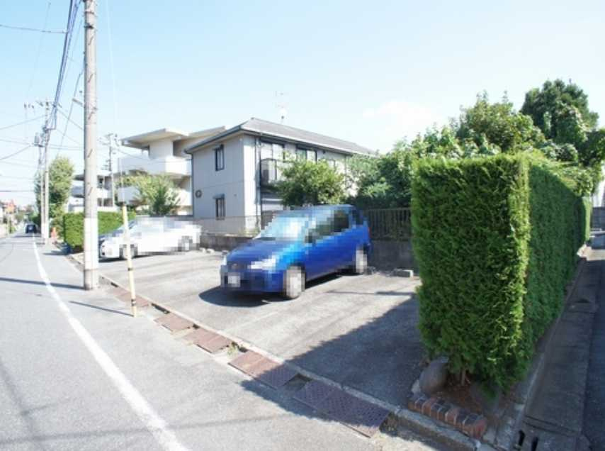 グリーンテラスB　4方角部屋　家族向け　敷金0の駐車場