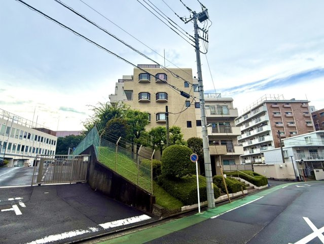 梶ヶ谷スカイマンションの外観|落ち着いたデザインが印象的なマンション外観です。