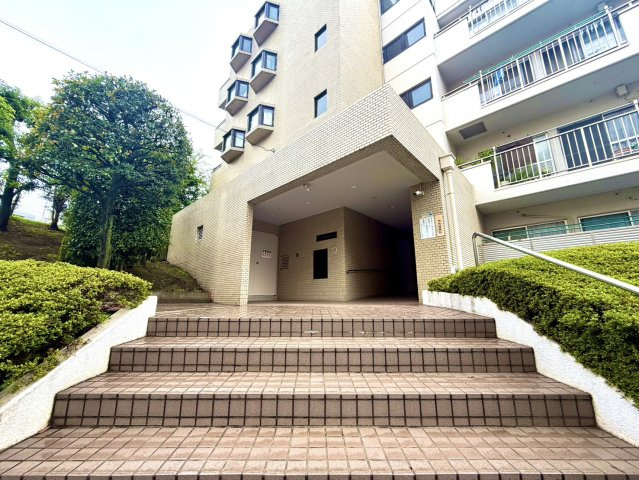 梶ヶ谷スカイマンションのエントランス|居住者やゲストを心地よく迎えるエントランスです。