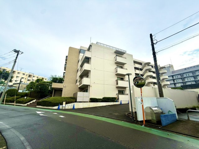 梶ヶ谷スカイマンションの外観|街並みに調和しながらも存在感を放つ佇まい。