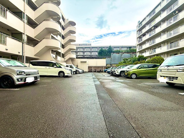 梶ヶ谷スカイマンションの駐車場|愛車を身近に管理できる敷地内駐車場を確保。