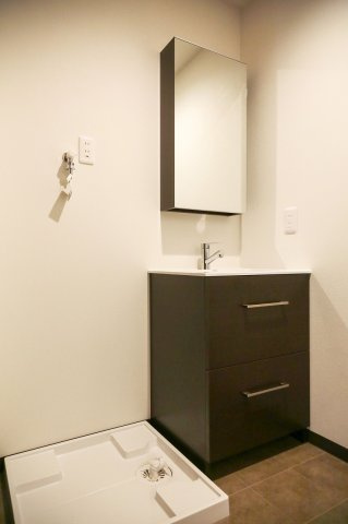 【洗面所】 | fika箱崎 | 明るい洗面所です※写真は類似です