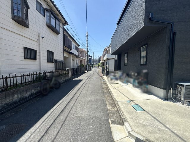【前面道路含む現地写真】 | ふじみ野市駒林元町4丁目　中古一戸建住宅　(ふじみ野店) | 前面道路（2026年7月）撮影
二方道路に面した開放感あふれる住まい。