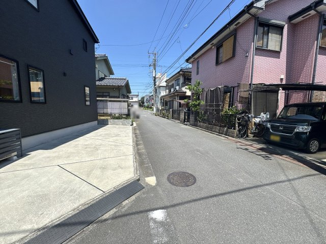 【前面道路含む現地写真】 | ふじみ野市駒林元町4丁目　中古一戸建住宅　(ふじみ野店) | 前面道路（2026年7月）撮影
角地ならではの開放感と、便利なカースペースを備えています。