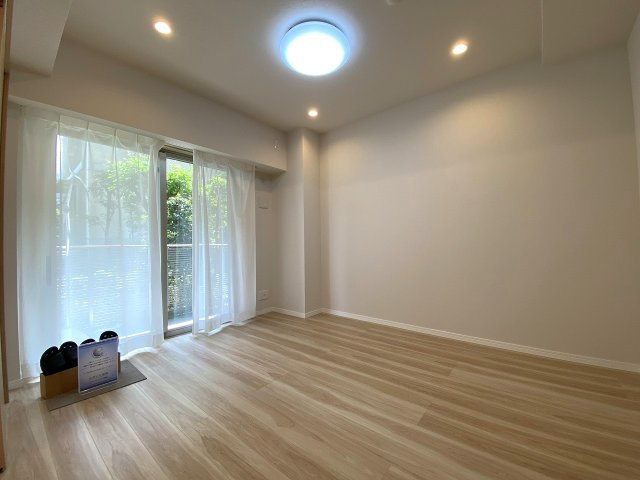 エコヴィレッジ志木の洋室|洋室6.6帖　間取り図左下の部屋
約6.6帖洋室の別アングル。木目調の綺麗なフローリングと明るいクロスが調和したシンプルで使いやすい室内デザインです。お好みのインテリアが映えます。