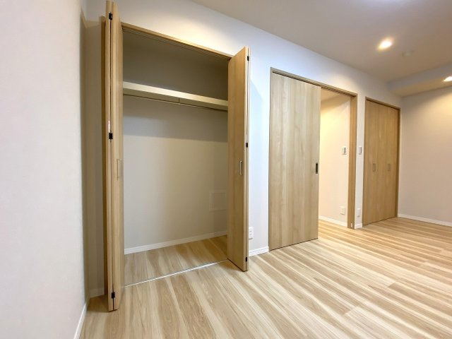エコヴィレッジ志木の収納|収納
洋室や廊下などに豊富な収納スペースを配置。かさばる衣類や日用品のストック、季節ものの荷物もすっきり整頓できるため、お部屋を広く清潔に保てます。