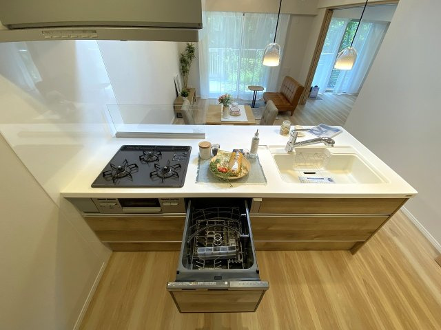 エコヴィレッジ志木の発電・温水設備|食洗機
毎日の家事負担を大幅に軽減するビルトインタイプの「食器洗い乾燥機」付き。手荒れ防止はもちろん、食後の自由な時間を家族との団らんにあてられる嬉しい設備です。