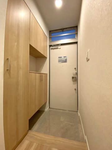エコヴィレッジ志木の玄関|玄関
住まいの顔となる清潔感あふれる玄関スペース。アルコープ（2.55㎡）付きでプライバシーにも配慮されています。シューズボックス完備で家族の靴もすっきり収まります。