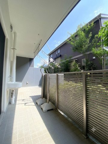 エコヴィレッジ志木のバルコニー|テラス
1階住戸ならではの14.65㎡の広々テラス！日差しを感じながらガーデニングやリフレッシュを楽しめる、開放感たっぷりのプライベートな屋外空間です。