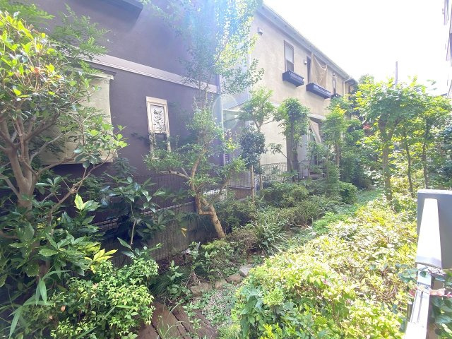エコヴィレッジ志木の展望|眺望
1階部分テラスからの落ち着いた眺望。前面道路や敷地内スペースとの距離が確保されており、開放的で穏やかな住環境でお過ごしいただけます。