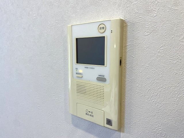エコヴィレッジ志木のセキュリティ|TVモニター付きインターフォン
室内に「TVモニター付きインターホン」を完備。来訪者の顔を画面でしっかり確認してから対応できるため、防犯面でも心強く、小さなお子様のお留守番時も安心です。