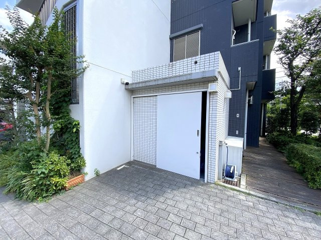 エコヴィレッジ志木のその他共用部分|ゴミ捨て場
居住者専用の「敷地内ゴミ置場」完備。曜日ごとのルールに合わせて集積所までスムーズに出せるため、悪天候の日や忙しい朝のゴミ出しもラクラク行えます。