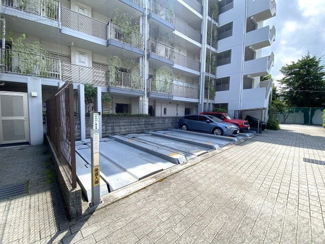 エコヴィレッジ志木の駐車場|駐車場
敷地内に機械式駐車場を完備（月額10,000円〜13,000円）。お車をお持ちのご家族にも安心の環境で、お買い物帰りやお出かけ時の荷物の出し入れもスムーズです。