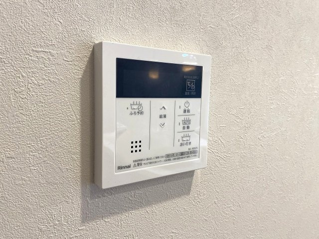 エコヴィレッジ志木の発電・温水設備|追い焚き機能
スイッチひとつでお湯はり・保温・追い焚きが可能な自動お風呂機能を完備。帰宅時間が異なるご家族でも、いつでも温かいお湯で快適に入浴していただける嬉しい設備です。