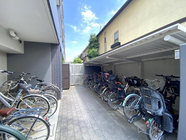 エコヴィレッジ志木の駐輪場|駐輪場
敷地内には駐輪場も完備されています。駅や近隣のスーパー「オーケー新座北野店（約400m）」、公園などへのお出かけ、通勤・通学用自転車の置き場として重宝します。