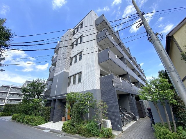 エコヴィレッジ志木の外観|外観
東武東上線「志木」駅徒歩12分の好立地！落ち着いた住宅街に佇む平成19年築・RC造5階建てマンションです。東北小学校まで徒歩1分（約80m）と子育て環境も良好です。
