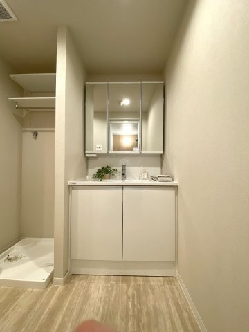 エコヴィレッジ志木の独立洗面台|洗面台新規交換
清潔感あふれる洗面化粧台に新規交換済み。身支度がスムーズに行える機能的なデザインで、収納スペースも確保されています。朝の忙しい時間帯も快適にお使いいただけます。