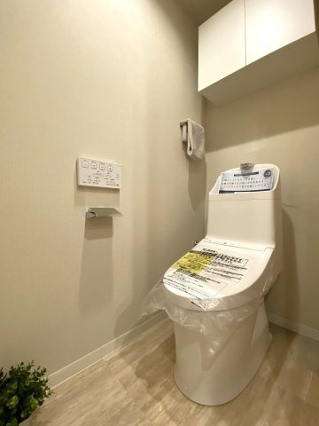エコヴィレッジ志木のトイレ|トイレ新規交換
トイレ設備新規交換済み！温水洗浄便座付きで、毎日気持ちよくお使いいただける衛生的な空間です。クロスも貼り替えられており、明るく清潔感のある雰囲気に仕上がっています。