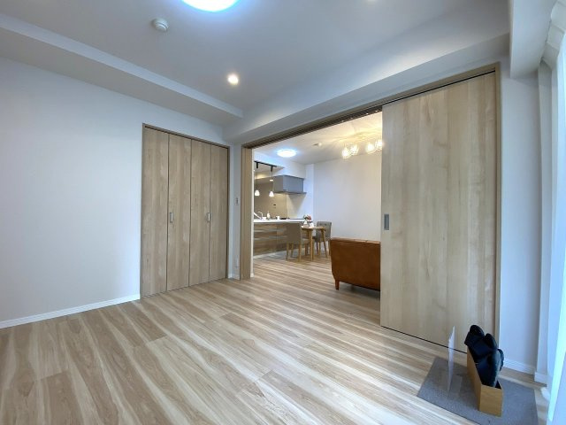 エコヴィレッジ志木の子供部屋|洋室6.6帖　間取り図左下の部屋
間取り図左下の約6.6帖の洋室。独立性の高いお部屋で子供部屋や書斎、ワークスペースなど多様に活用できます。クローゼット付きでお部屋を広く保てます。