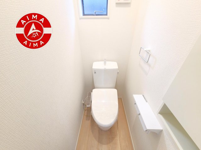 宗像市日の里3丁目第10-2棟（1号棟）の内観：施工例|トイレ・ウォシュレット付。快適で衛生的な洗浄機能付温水シャワートイレです。収納や手すりもついてます。