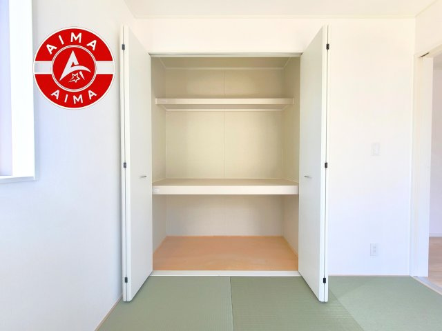 宗像市日の里3丁目第10-2棟（1号棟）の内観：施工例|壁面クローゼットのメリットは、衣類が横一列に並ぶためひと目で洋服が選びやすいこと。衣類をたくさんお持ちの方も、限られたスペース内に無理なく収納することができます。