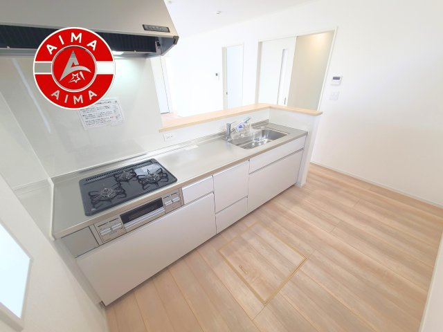 宗像市日の里3丁目第10-2棟（1号棟）の内観：施工例|カウンターキッチンなら、リビングで遊ぶ子供の様子を見ながら料理ができるので安心です。料理を運んでもらったり、子供にお手伝いしてもらいやすいのもいいですね。