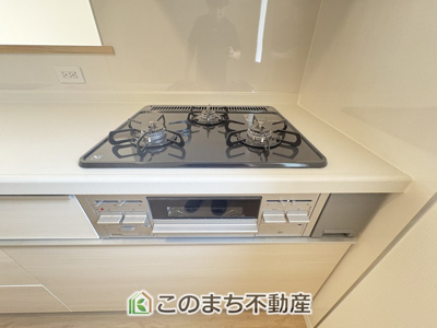 【キッチン】 | CRADLE GARDEN真岡市荒町　第13　1号棟 | 3口ビルトインコンロで同時調理可能☆時短家事につながりますね☆