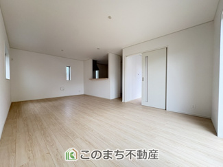 【居間・リビング】 | CRADLE GARDEN真岡市荒町　第13　1号棟 | 窓が多く明るいリビングスペース☆ご家族の団らんを明るい日差しがが照らします☆