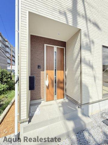 高松市香西本町の新築一戸建の玄関|建物外観を気になさる方へ、見た目の良い物件です