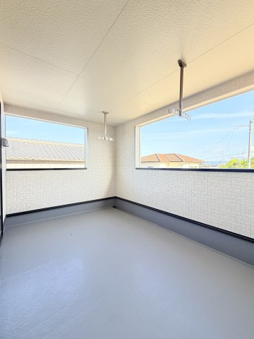 高松市香西本町の新築一戸建のバルコニー|暖かな日差しのふりそそぐバルコニー