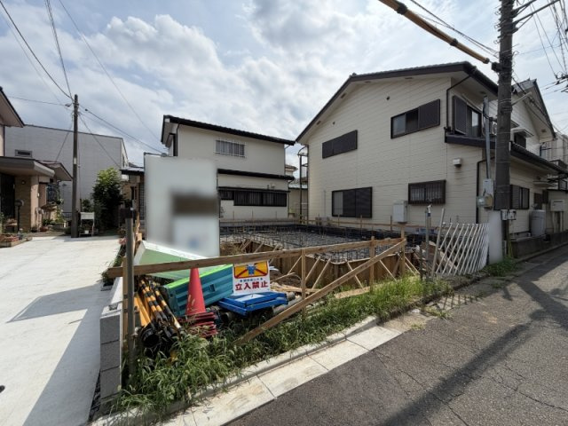 所沢市下安松 全1棟 新築分譲住宅 4,499万円の前面道路含む現地写真