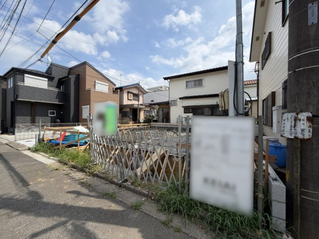 所沢市下安松 全1棟 新築分譲住宅 4,499万円の前面道路含む現地写真
