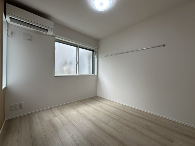 川崎市多摩区生田５丁目のアパートの居間・リビング