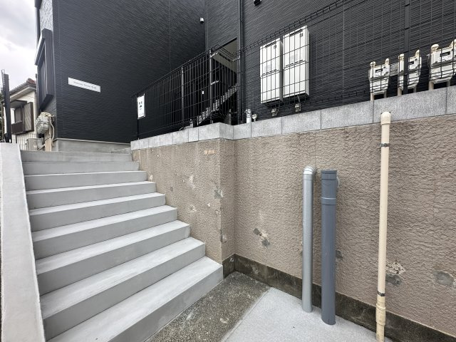 川崎市多摩区生田５丁目のアパートのエントランス